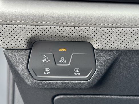 Used 2025 Volkswagen Atlas Peak Edition SE image 30