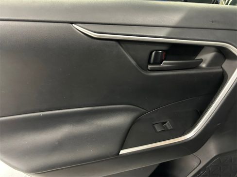 Used 2019 Toyota RAV4 LE image 18