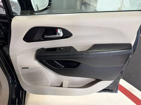 Used 2020 Chrysler Pacifica Limited w/ Advanced Safetytec Group FWD image 28