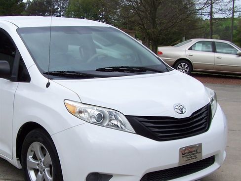 Used 2013 Toyota Sienna L FWD image 38