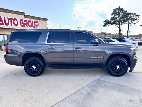 Used 2018 Chevrolet Suburban LT RWD image 12