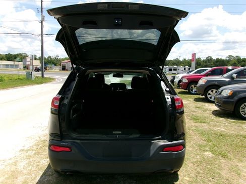 Used 2017 Jeep Cherokee Sport FWD image 17