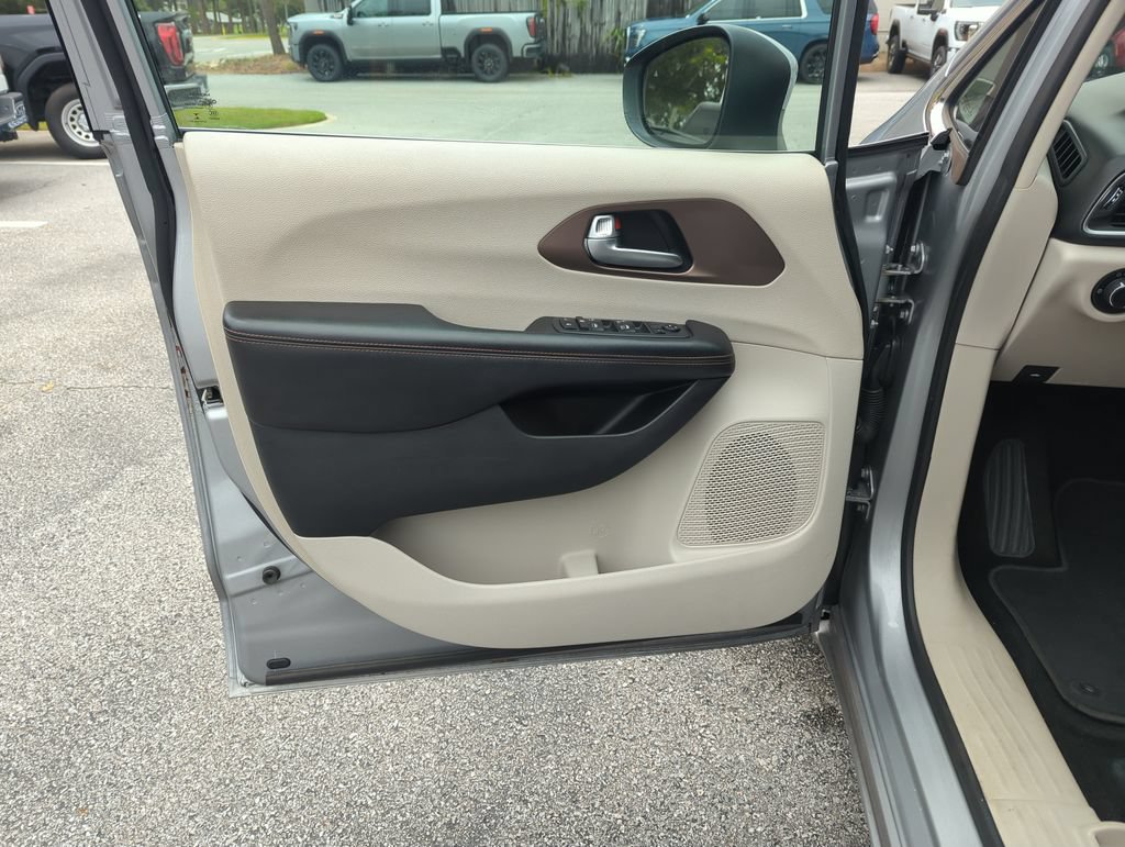 Used 2018 Chrysler Pacifica L FWD image 17