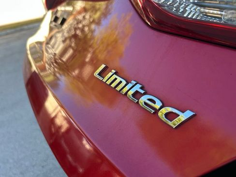 Used 2017 Hyundai Elantra Limited w/ Limited Tech Package 04 FWD image 28