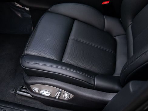 Certified 2026 Porsche Macan AWD/4WD image 15