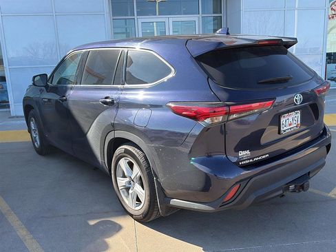 Used 2021 Toyota Highlander LE image 3