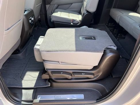Used 2022 GMC Yukon XL SLT w/ SLT Premium Package AWD/4WD image 13