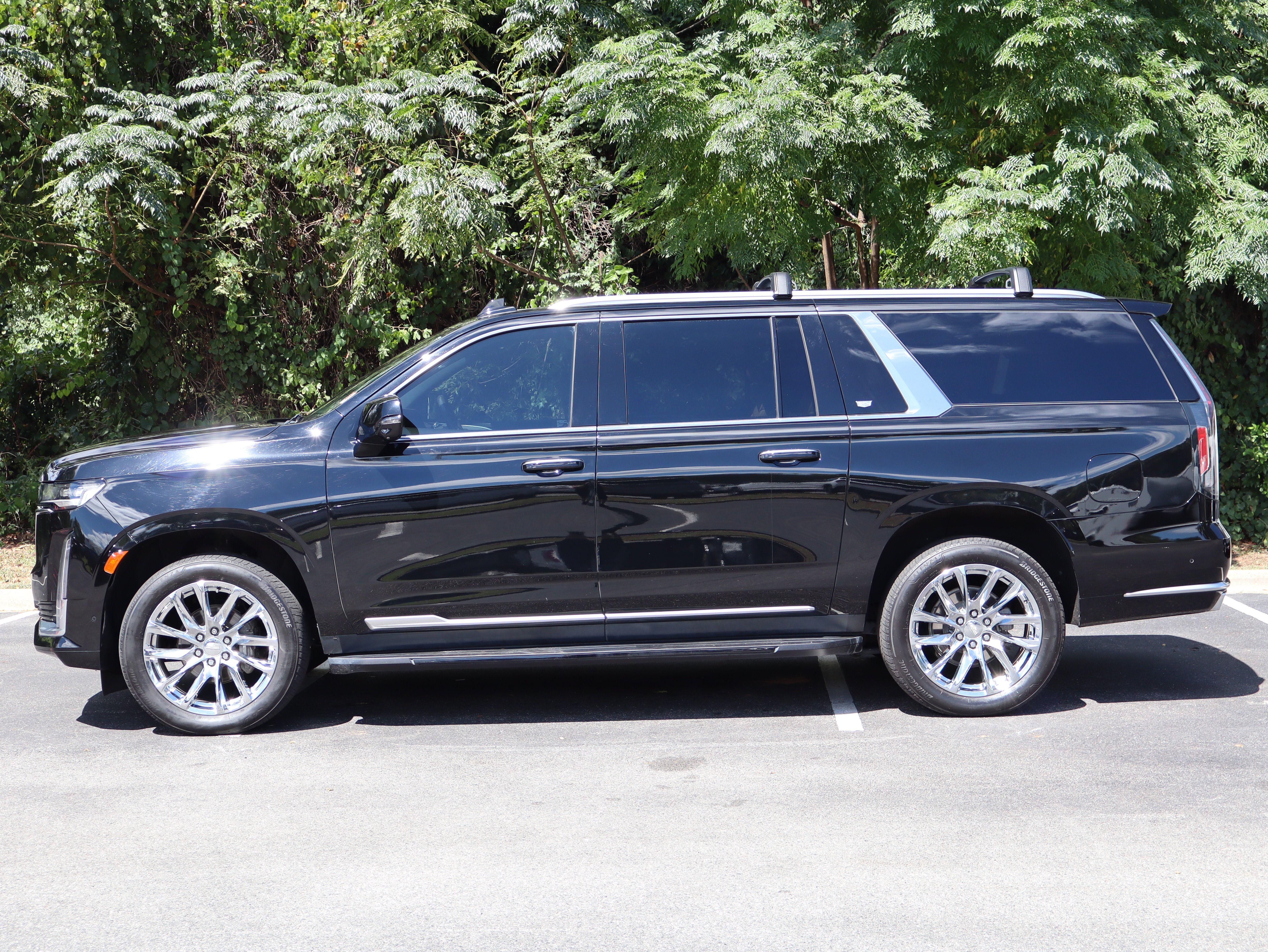 Used 2023 Cadillac Escalade ESV Premium Luxury w/ LPO, Radiant Package AWD/4WD image 3