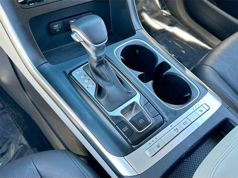 Used 2024 Kia Carnival LX image 16