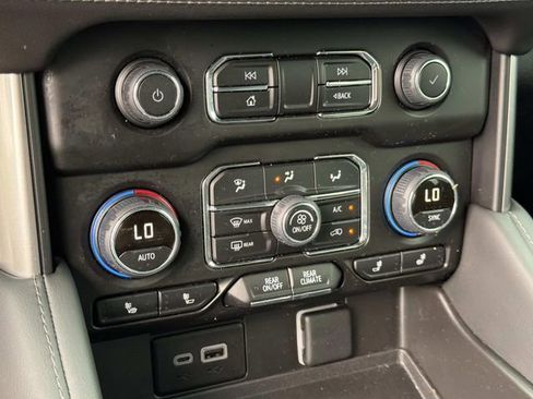 Used 2023 Chevrolet Tahoe Z71 w/ Luxury Package AWD/4WD image 31