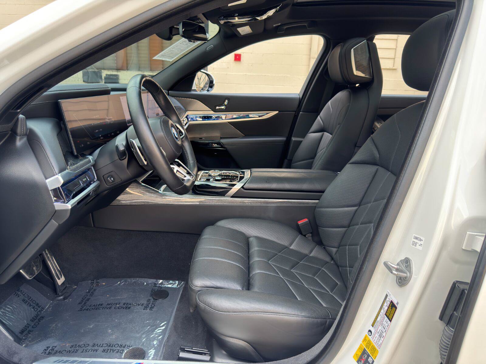 Used 2024 BMW i7 xDrive60 w/ Premium Package AWD/4WD image 16