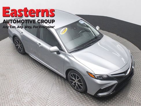 Used 2024 Toyota Camry SE image 3