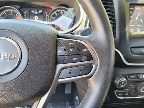 Used 2019 Jeep Cherokee Latitude Plus w/ Comfort/Convenience Group FWD image 26