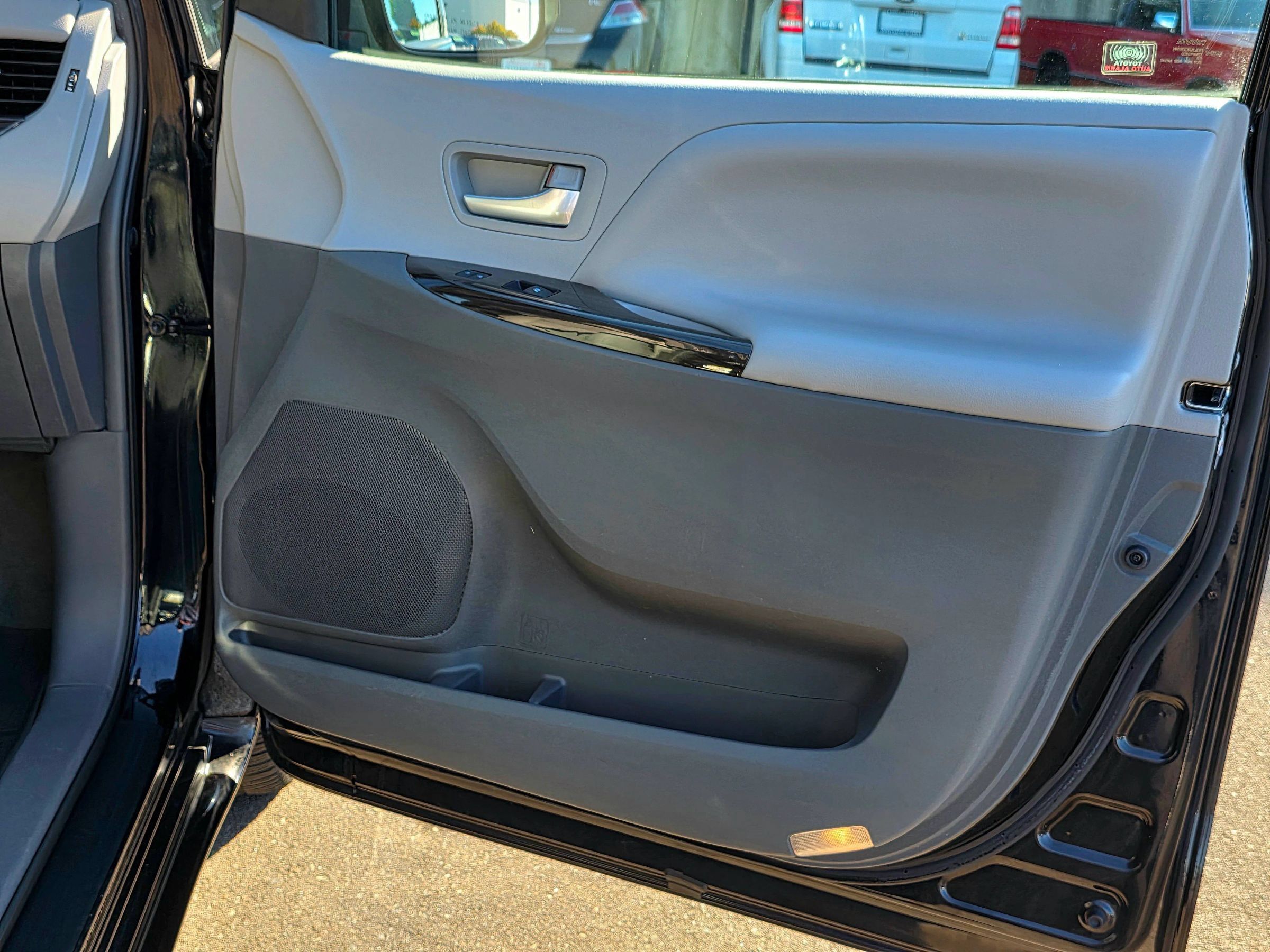 Used 2017 Toyota Sienna XLE w/ XLE Navigation Package FWD image 51