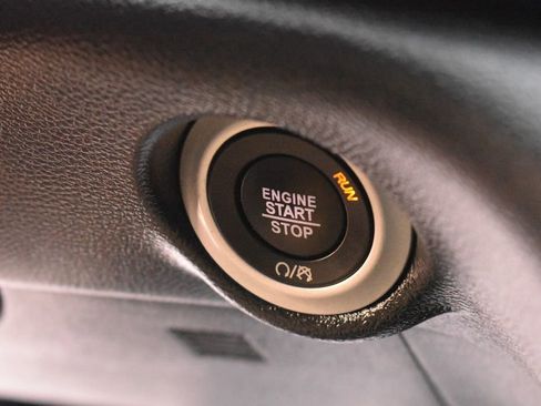 Used 2025 Chrysler Pacifica Select image 34