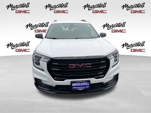 Used 2023 GMC Terrain SLE w/ Driver Convenience Package image 2