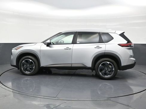 Used 2024 Nissan Rogue SV image 2