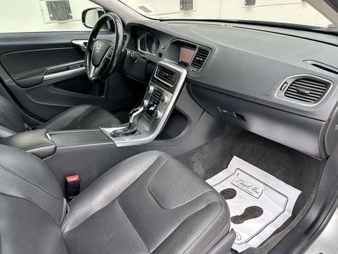Used 2017 Volvo V60 T5 Cross Country w/ Convenience Package image 15