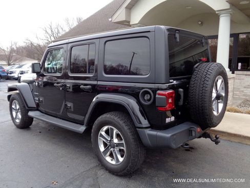Used 2018 Jeep Wrangler Unlimited Sahara AWD/4WD image 4