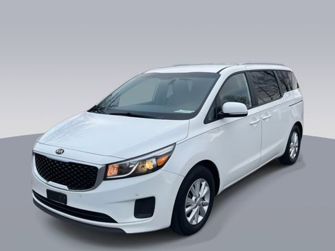 Used 2018 Kia Sedona LX w/ LX Essentials Premium Package image 2