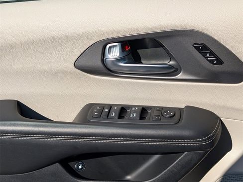 Used 2024 Chrysler Pacifica Limited image 24