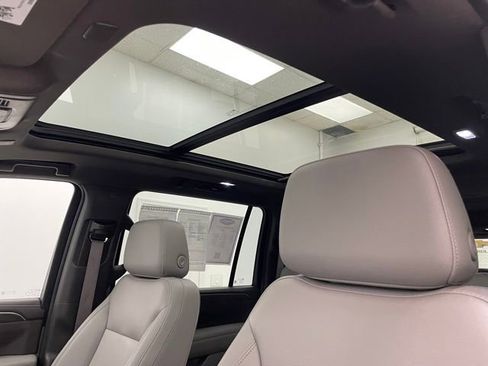 Certified 2022 Chevrolet Suburban Z71 w/ Luxury Package AWD/4WD image 8