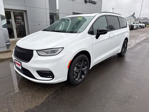 Used 2024 Chrysler Pacifica Limited w/ S Appearance Package image 2