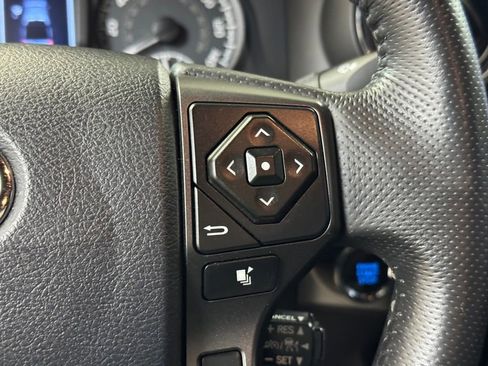 Used 2018 Toyota Tacoma TRD Sport AWD/4WD image 31