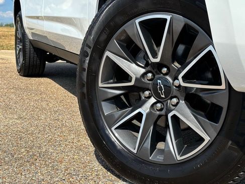 Used 2023 Chevrolet Suburban Z71 image 2