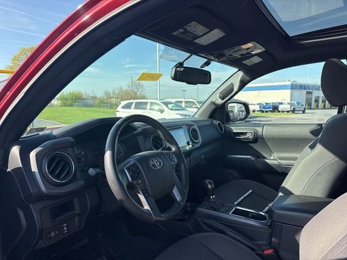 Used 2016 Toyota Tacoma TRD Off-Road w/ Premium & Technology Package image 7