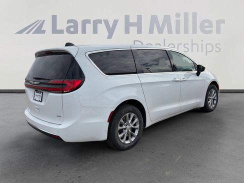 New 2026 Chrysler Pacifica Select image 6
