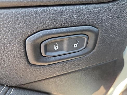 Used 2023 Jeep Wrangler Unlimited Sahara AWD/4WD image 15
