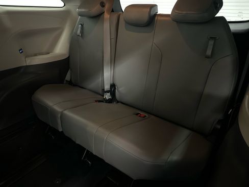 Used 2021 Toyota Sienna XLE image 17