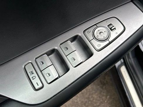 Used 2023 Hyundai Palisade Limited w/ Winter Package FWD image 11