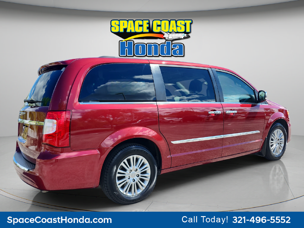 Used 2015 Chrysler Town & Country Touring-L w/ Driver Convenience Group FWD image 3