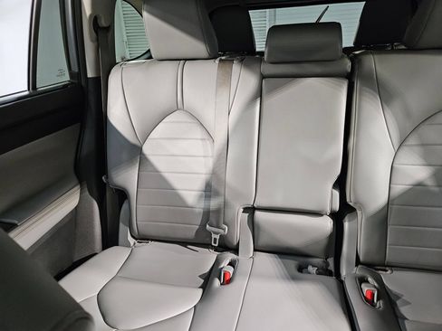 Used 2021 Toyota Highlander XLE FWD image 12