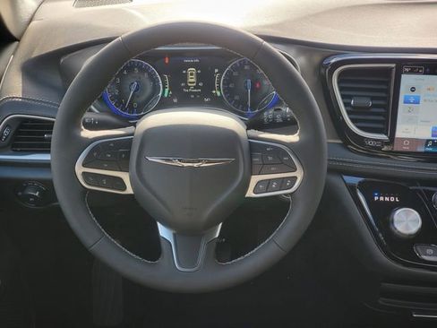 New 2026 Chrysler Pacifica Select FWD image 18