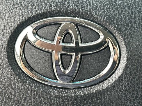 Used 2021 Toyota Venza XLE w/ Softex Package image 30