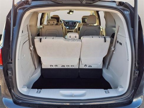 Used 2019 Chrysler Pacifica Limited w/ Advanced Safetytec Group image 29