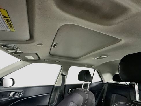 Used 2025 Hyundai Venue SEL FWD image 25