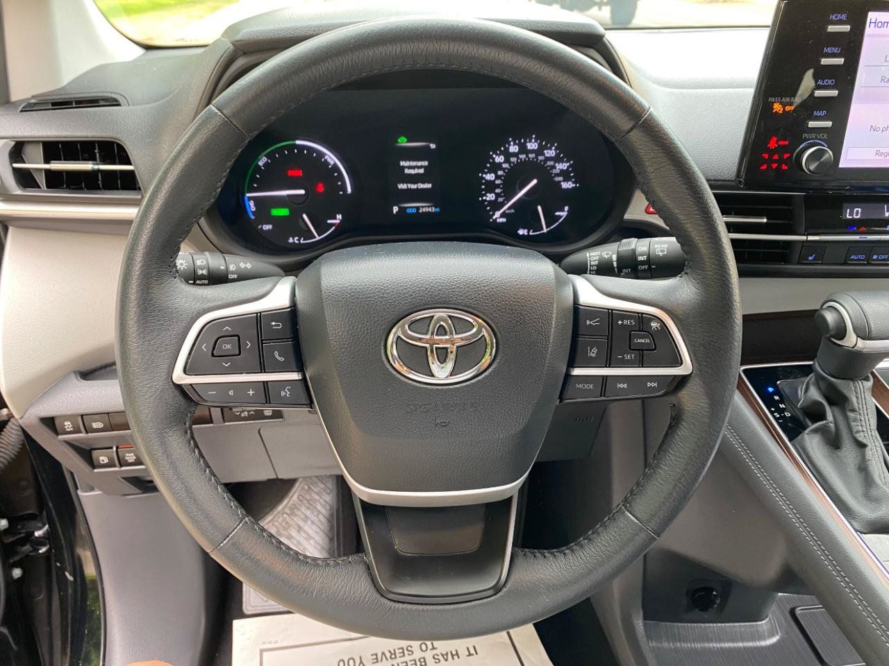 Used 2024 Toyota Sienna XLE FWD image 60