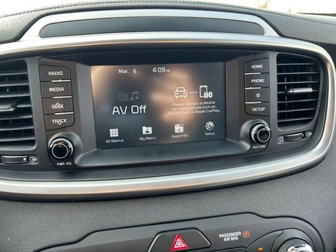 Used 2019 Kia Sorento LX image 12