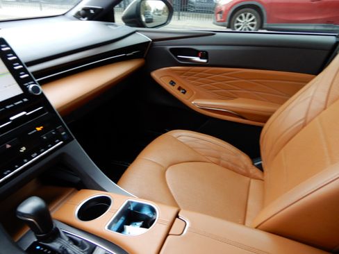 Used 2019 Toyota Avalon Limited image 13