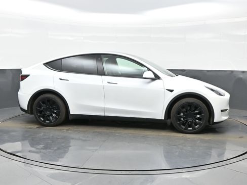 Used 2021 Tesla Model Y 2WD image 7