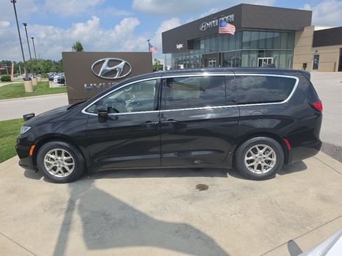 Used 2023 Chrysler Pacifica Touring-L FWD image 8