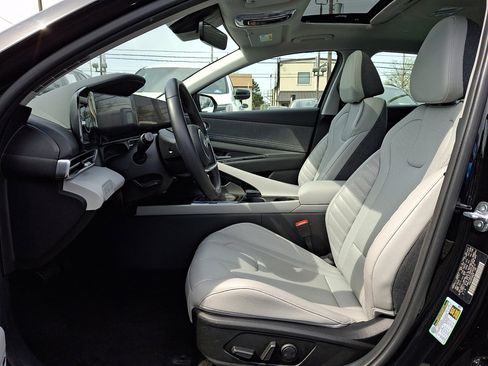 Used 2025 Hyundai Elantra Limited image 24