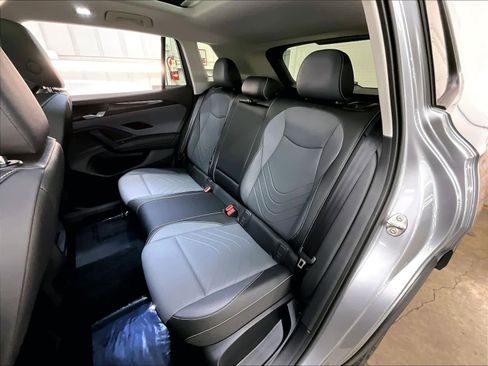 Used 2025 Volkswagen Tiguan SE w/ Panoramic Sunroof Package image 29