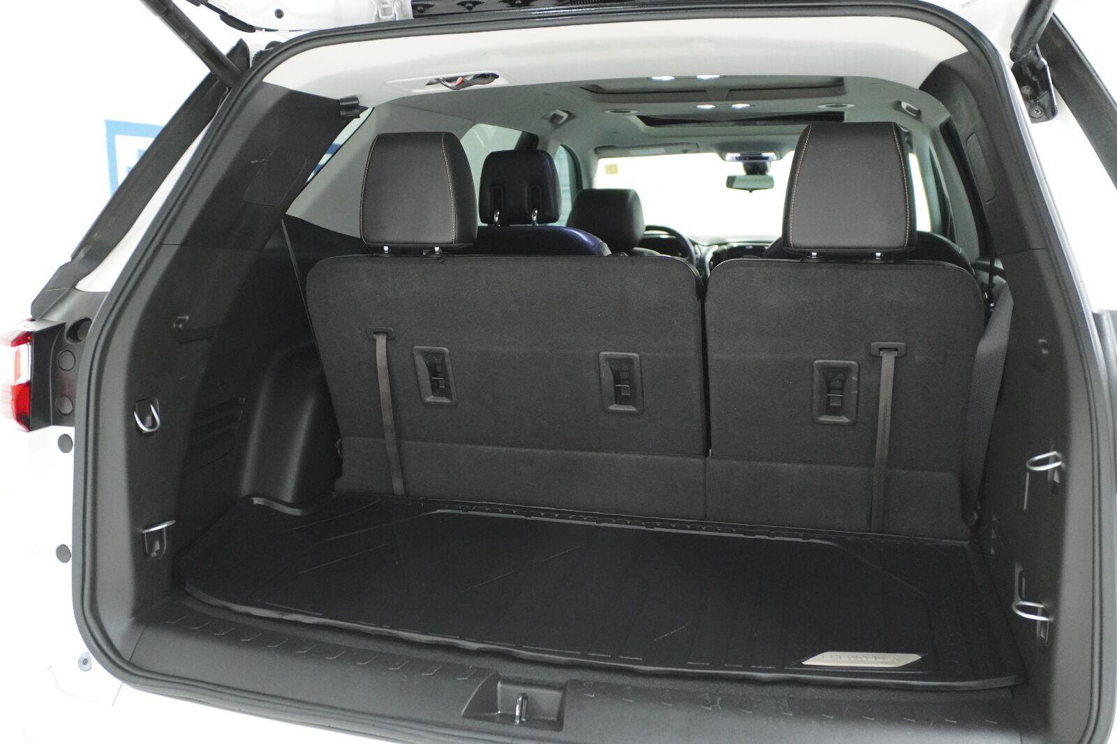 Used 2018 Chevrolet Traverse Premier w/ Driver Confidence II Package FWD image 38