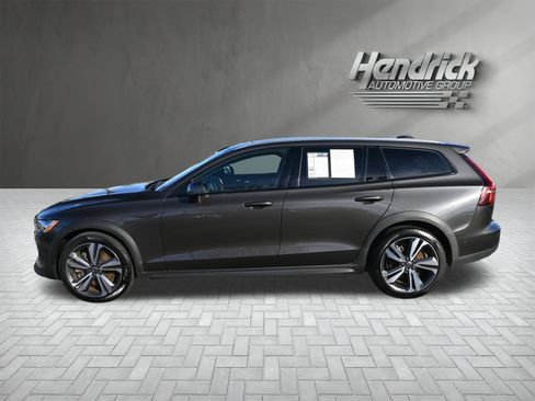 Used 2025 Volvo V60 B5 Cross Country Plus image 7