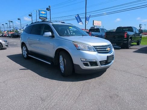 Used 2017 Chevrolet Traverse LT w/ Style and Technology Package FWD image 5